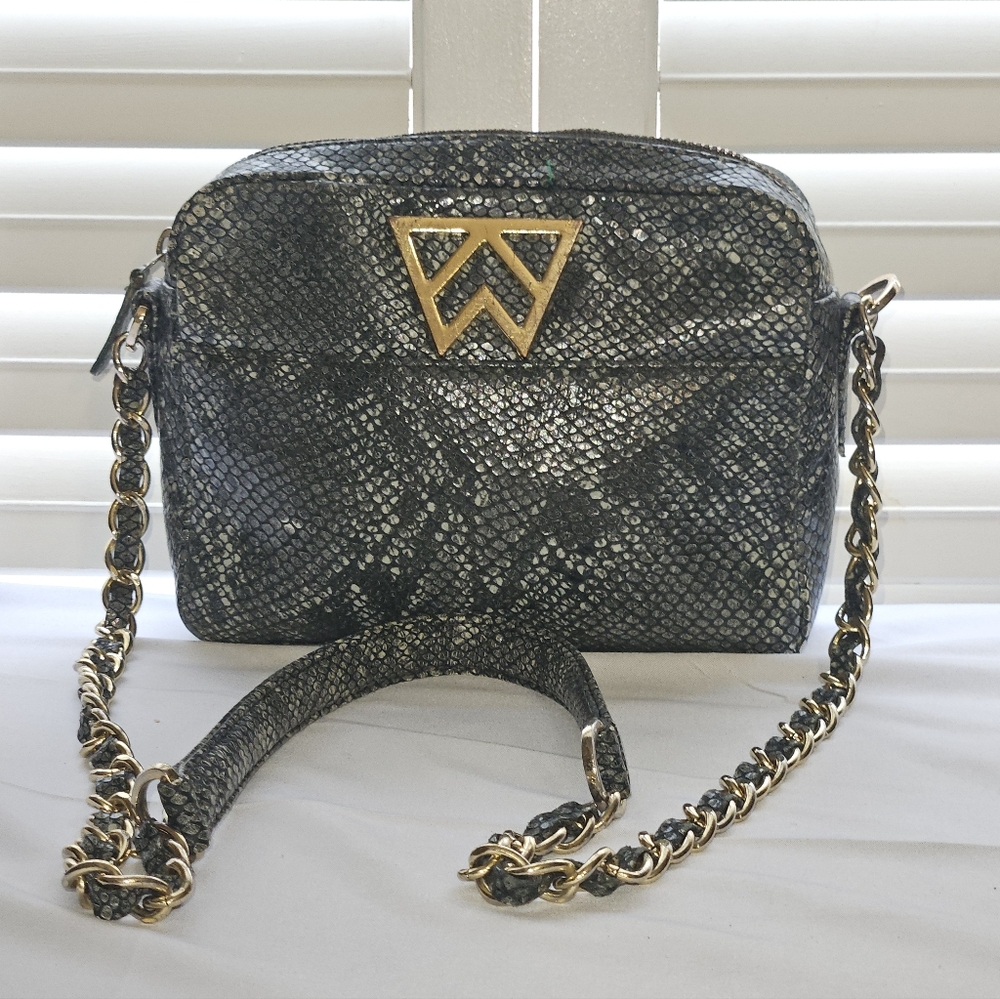 Kelly Wynne Chic Black and Gold  Bag